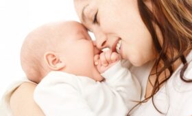 Чи безпечно для матері, інфікованої вірусними гепатитами, годувати дитину грудьми?